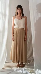 Pantalón color camel con diseño de corte amplio y confeccionado en material ligero.