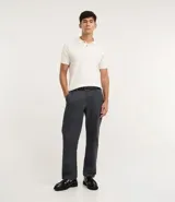 Pantalón de hombre de sarga color gris oscuro, de corte recto, con cintura con trabilla, cierre tradicional y bolsillos.
