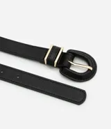 Kit de dos cinturones de poliuretano, uno marrón y otro negro, con hebilla forrada y pasadores metálicos dorados.