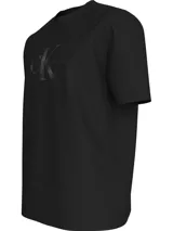 Remera negra de algodón regenerado con cuello redondo y logo Calvin Klein Jeans brillante en el frente.