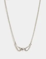 Cadena plateada con dije de corazón con alas con strass.