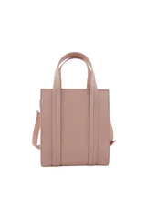 Cartera tipo tote bag color rosa pálido, con doble asa corta y tira larga regulable y desmontable. Tiene un aplique metálico con forma de boca en la parte superior y el logo de la marca en la parte inferior.