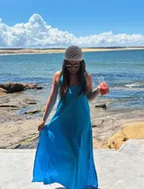 Vestido largo rojo, sin mangas, con escote en V pronunciado y corte amplio.