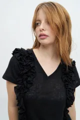 Remera color amarillo con escote en V y volantes laterales.