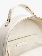Mochila Tommy Hilfiger color blanco con detalles en dorado. Tiene un compartimento principal con cierre de cremallera, un bolsillo frontal con cierre, asa superior y correas ajustables.