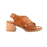 Sandalias negras de cuero sintético con tiras cruzadas en el empeine, talón descubierto con tira ajustable con hebilla y taco bloque de madera.