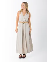 Mono largo de lino italiano color beige, con escote en V y cinto de rafia elastizado incluido y desmontable.