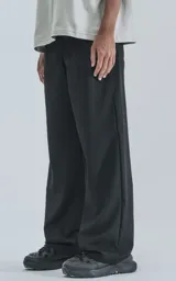 Pantalón recto negro de microfibra con cintura elastizada, bolsillos traseros con tapa, botón y cierre.