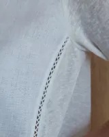 Blusa blanca de lino con escote en V y mangas 3/4.