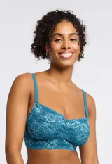 Bralette de encaje floral color celeste, marca Montelle. Sin aro ni relleno, con forro interno de microtul elastizado. Breteles fijos regulables y cierre trasero de tres posiciones.