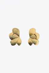 Par de aros dorados con forma de flor en relieve, con cierre de tuerca.