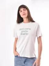 Remera rosa con estampado de labios rojos y texto con tipografía retro.