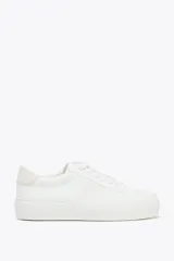 Zapatillas deportivas blancas con detalle de pespuntes en el cuerpo y suela de plataforma.