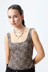 Body de lycra con estampado animal print de leopardo, escote cuadrado y breteles anchos.