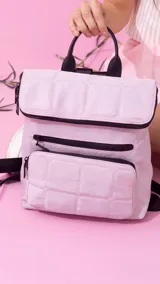 Mochila negra de nylon capitoneada con bolsillo principal con cierre, dos bolsillos frontales con cierre y asa superior.