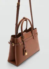 Bolso shopper de tamaño mediano, color marrón, con doble asa corta y detalle de candado.