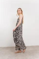 Maxi vestido de breteles finos con estampado abstracto tipo animal print en beige y negro.