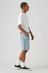 Bermuda de jean celeste de corte amplio, con bolsillos delanteros y traseros.