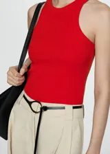 Musculosa negra de canalé con cuello redondo y corte ajustado.
