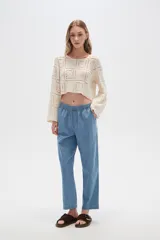 Pantalón de jean celeste, de corte recto y tiro medio, con bolsillos delanteros y traseros.