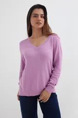 Sweater lila de tejido de punto, con escote en V y mangas largas.