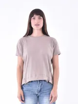 Remera color nude de tejido de punto acanalado, con cuello redondo y mangas cortas.