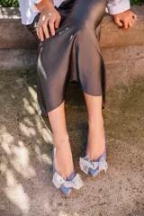 Bailarinas color malva con lentejuelas y lazo de tul plateado desflecado. Incluyen plantilla intercambiable de lana y piel.