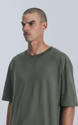 Remera verde militar de corte extra oversize con hombros caídos, cuello redondo de rib y doble costura.