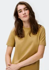 Remera marrón de algodón con cuello redondo y mangas cortas.