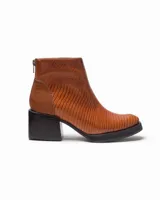 Botines negros de cuero con estampado de cocodrilo, taco cuadrado y cierre lateral con cremallera.