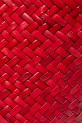 Bolso tipo tote de cuero vacuno, completamente trenzado a mano. El color es marrón oscuro, casi chocolate. Posee dos asas de hombro trenzadas.