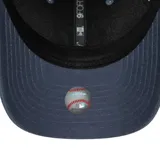 Gorra New Era 9Forty color azul con logo de los New York Yankees bordado en blanco en el frente y logo de New Era bordado en blanco en el lateral.