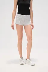 Short de algodón calado con estampado a rayas horizontales en tonos azul y blanco, corte ajustado.