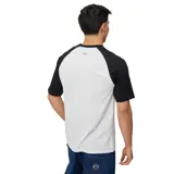 Remera blanca con mangas raglán negras y estampado frontal con el logo de Rusty en azul.