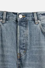 Pantalón de jean gris de corte recto, con cinco bolsillos, efecto lavado y cierre frontal con botones.