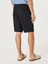 Bermuda color beige de sarga con cintura elastizada y cordón ajustable.