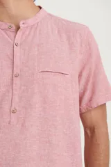 Camisa de manga corta color amarillo, con cuello mao y botones de coco.