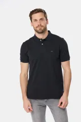 Remera polo de piqué lisa color rojo, con cuello en rib y botones personalizados.