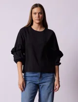 Blusa de gasa color crema con estampado de flores amarillas, de manga 3/4 con volados.