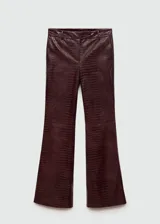 Pantalón acampanado de cuero sintético color borgoña con estampado de piel de serpiente, tiro alto, cierre frontal oculto y bolsillos laterales. Corte flare.