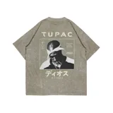 Remera verde militar de algodón con estampa de Tupac Shakur en la espalda. Corte oversize.