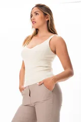 Musculosa beige de viscosa y algodón con escote en V y breteles finos.