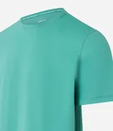 Remera deportiva color borgoña, de corte regular, con cuello redondo y mangas cortas. Confeccionada con tecnología Dry que facilita la evaporación del sudor.