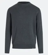 Sweater gris de tejido de punto con cuello redondo y mangas largas. Corte clásico.