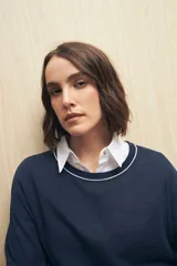 Top blanco de tejido liviano con cuello a la base y mangas 3/4.