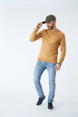 Sweater negro de algodón con cuello redondo y logo bordado en el pecho.