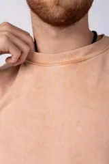 Remera marrón de algodón rústico con corte oversize, mangas cortas y costuras al corte.