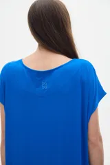Vestido midi azul eléctrico de corte amplio con escote en V y mangas cortas.