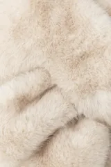 Bufanda de pelo sintético color beige con diseño cruzado.