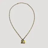 Collar dorado con cadena de eslabones y dije con el número 23.